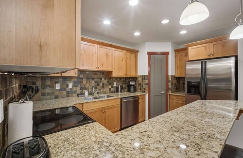 Town Centre Condo | Stunning Mt Views-Beautiful - 2BR