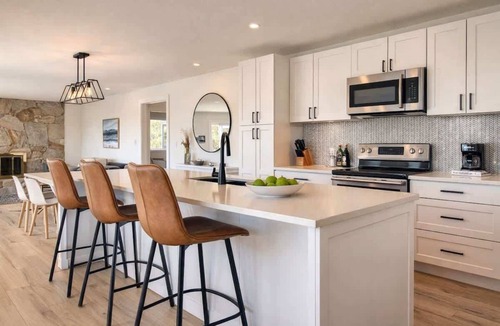 Halfmoon Bay Cabin | Stunning OCEANfront 3 bedroom cabin - sleeps 8!
