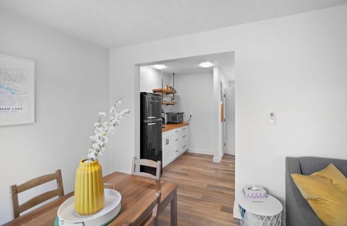 Lake Cowichan Hotel | Stunning Riverside Suite | Kitchenette, Firepit