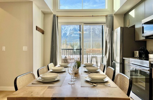 Harvie Heights House | Stunning Views | Brand-New Townhouse | Sleeps 11 AC +Hot Tub