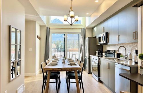 Harvie Heights House | Stunning Views | Brand-New Townhouse | Sleeps 11 AC +Hot Tub