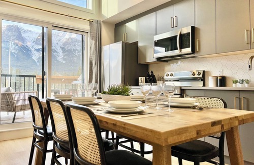 Harvie Heights House | Stunning Views | Brand-New Townhouse | Sleeps 11 AC +Hot Tub