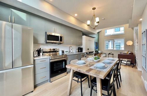 Harvie Heights House | Stunning Views | Brand-New Townhouse | Sleeps 11 AC +Hot Tub