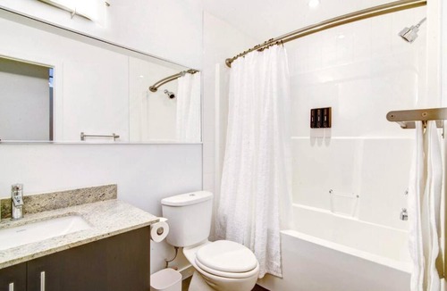 Beltline Apartment | Stylish 1BR, Stampede & Free Parking by Doorbed