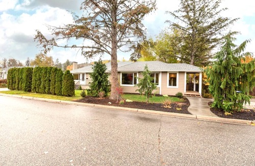 Glenmore House | Stylish 2-Bed Modern Home: Private Backyard, Deck & Patio, Short Ride to Lake