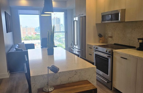 Downtown Toronto Apartment | Stylish 2 Bedroom Living | Elm Ledbury