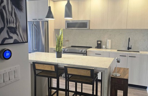 Downtown Toronto Apartment | Stylish 2 Bedroom Living | Elm Ledbury