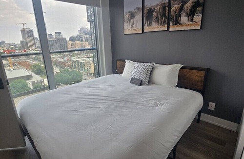 Downtown Toronto Apartment | Stylish 2 Bedroom Living | Elm Ledbury