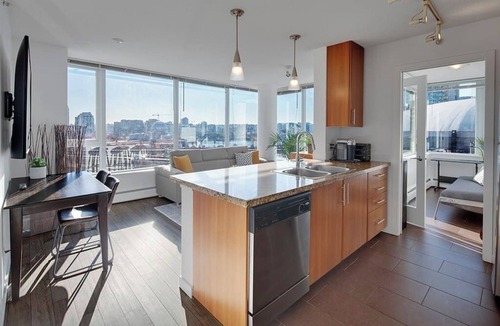 Crosstown Condo | Stylish 2BD Condo in Downtown with Marina View