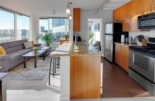 Crosstown Condo | Stylish 2BD Condo in Downtown with Marina View