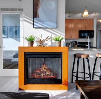 Crosstown Apartment | Stylish 2BD Condo in Downtown with Marina View
