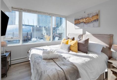 Crosstown Apartment | Stylish 2BD Condo in Downtown with Marina View