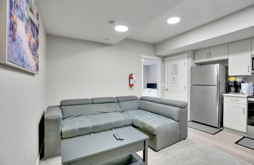 Southeast Calgary House | Stylish 2BDR/3BED/2 FULL BATH/Well Equiped For Remote Work/Games