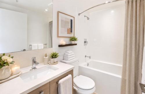 Downtown Eastside Apartment | Stylish 2BR Apartment Close to Downtown Vancouver and BC Place