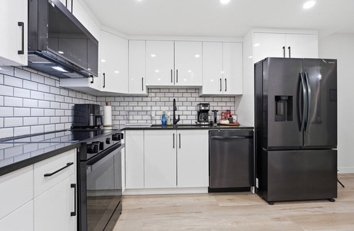 Calgary House | Stylish 2BR Basement Suite | 15 Mins to Airport