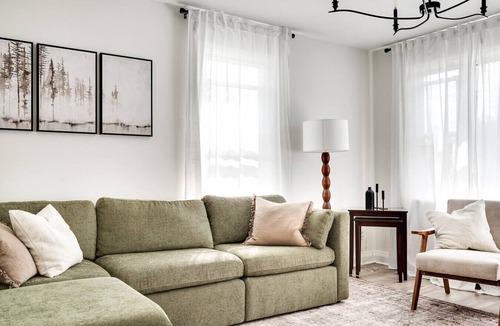 Sunnyside Condo | Stylish 2BR – Near Queen’s, Hospitals & Lake Ontario
