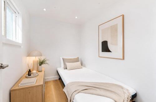 Crosstown Apartment | Stylish 3 Bedroom Home Near BC Place Rogers Arena and SkyTrain
