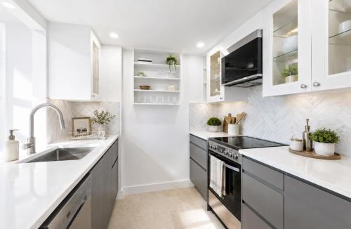 Crosstown Apartment | Stylish 3 Bedroom Home Near BC Place Rogers Arena and SkyTrain