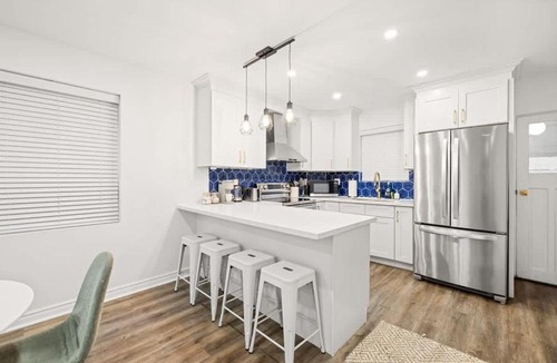 Wychwood Apartment | Stylish 3BR Urban Retreat near Christie sleeps 6 TO