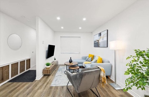 Wychwood Apartment | Stylish 3BR Urban Retreat near Christie sleeps 6 TO