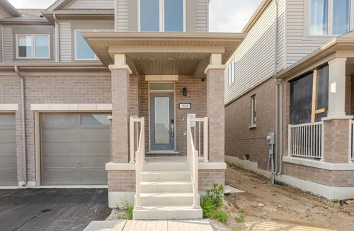 Innisfil House | Stylish 4BR Getaway. Family Friendly. Mins to Hwy