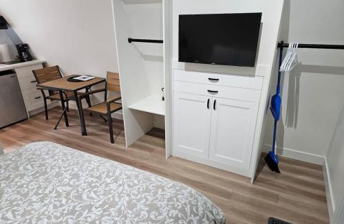 Port Renfrew House | Stylish Cabin Escape w - Kitchenette & Ensuite Bath