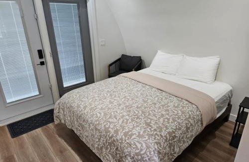 Port Renfrew House | Stylish Cabin Escape w - Kitchenette & Ensuite Bath