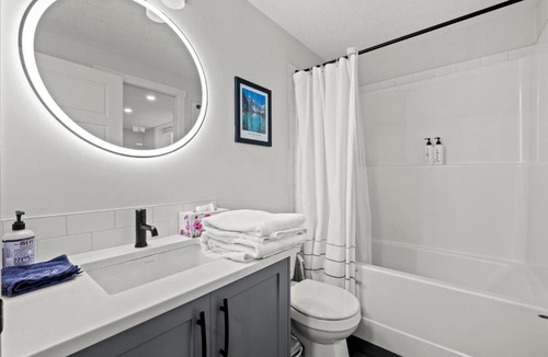 Keith Apartment | Stylish & Comfy Mountain Escape King Bed PS5!