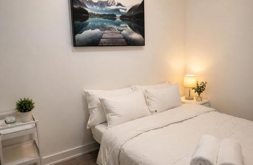 St. Lawrence Apartment | stylish Condo CN Tower View Near St Lawrence for 4