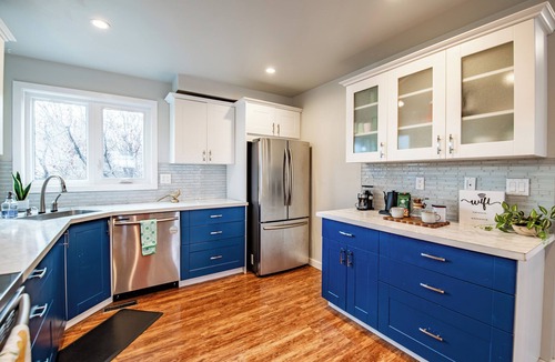 Red Deer House | Stylish & Cozy | King Bed | Arcade | Backyard & BBQ | Office & Hi-Speed Internet