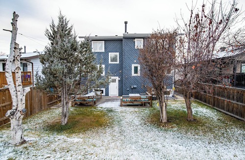 Red Deer House | Stylish & Cozy | King Bed | Arcade | Backyard & BBQ | Office & Hi-Speed Internet