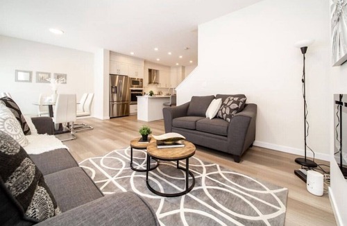 Southwest Edmonton House | Stylish Designer Home | Mins to Downtown & Mall