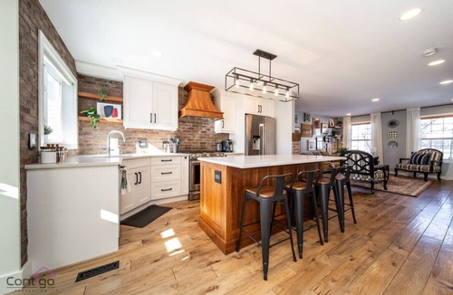 Southwest Edmonton House | Stylish Euro Vibes Home | Gym | AC | Yard | Office