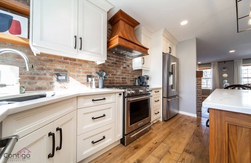 Southwest Edmonton House | Stylish Euro Vibes Home | Gym | AC | Yard | Office