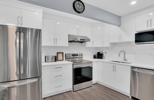 Southwest Calgary House | Stylish Family Retreat | Minutes to Hwy 201, Easy to Banff & Downtown