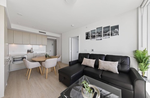 Surrey Apartment | Stylish Luxury Condo Apartment | Central Surrey 10 min walk