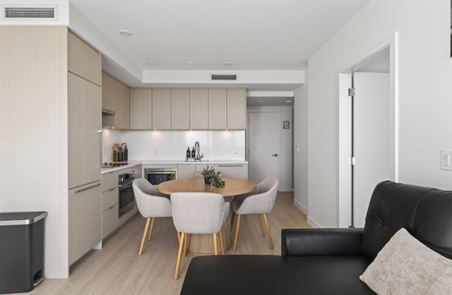 Surrey Apartment | Stylish Luxury Condo Apartment | Central Surrey 10 min walk