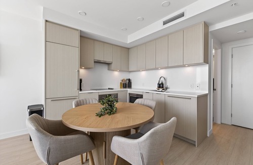 Surrey Apartment | Stylish Luxury Condo Apartment | Central Surrey 10 min walk