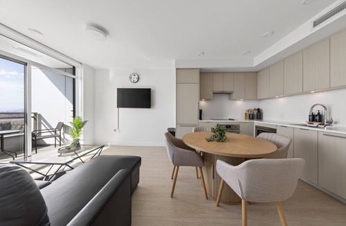 Surrey Apartment | Stylish Luxury Condo Apartment | Central Surrey 10 min walk
