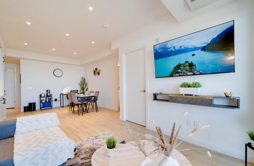 Kitchener Apartment | Stylish Open Concept Suite in Central KW