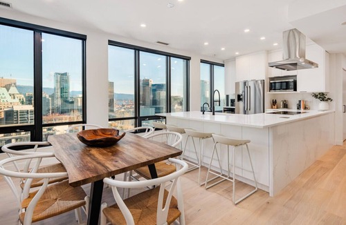 Downtown Vancouver Apartment | Stylish, Perfect Location Penthouse! AC & 3 BR!