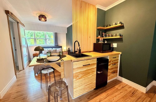 Quathiaski Cove Apartment | Stylish Quadra Island studio | Walk to ferry, cafes, pizza, and coffee shops