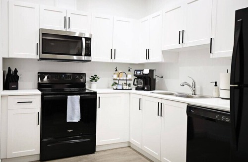 Northwest Edmonton Condo | Stylish Retreat w/King Bed|Long Stays|WEM|Disney+