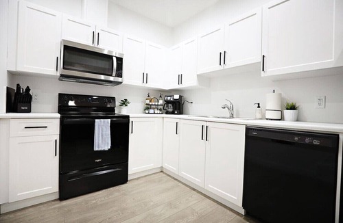 Northwest Edmonton Condo | Stylish Retreat w/King Bed|Long Stays|WEM|Disney+