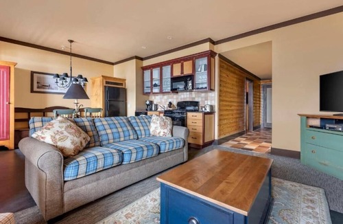 The Blue Mountains Hotel | Stylish Room Near Blue Mountain Village with Fireplace, Balcony & Kitchen