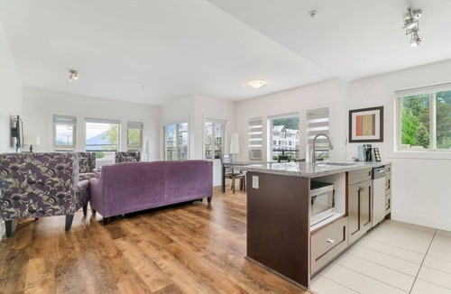 Harrison Hot Springs Apartment | Stylish Urban Retreat: 2BR Condo