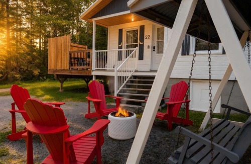 Saint-Tite-des-Caps Ski Chalet | Stylish-Vintage Refuge near Massif & MSA with Spa