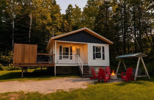 Saint-Tite-des-Caps Ski Chalet | Stylish-Vintage Refuge near Massif & MSA with Spa