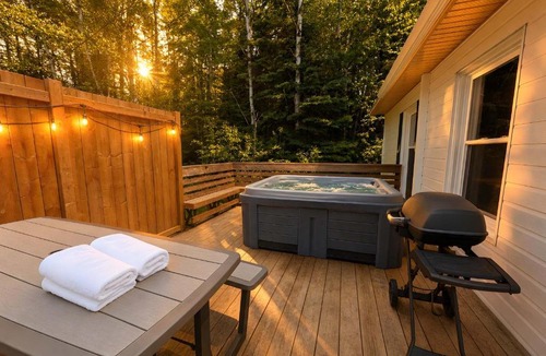 Saint-Tite-des-Caps Ski Chalet | Stylish-Vintage Refuge near Massif & MSA with Spa