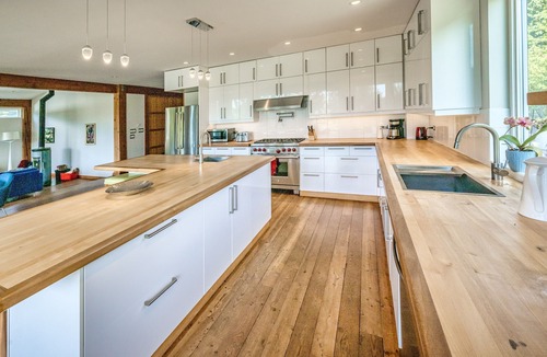 Britannia Beach Cabin | Stylish West Coast modern cabin in the mountains